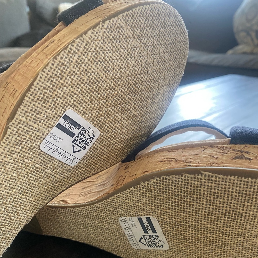 TOMS Women's Strappy Wedge Shoe, Black Canvas Cork